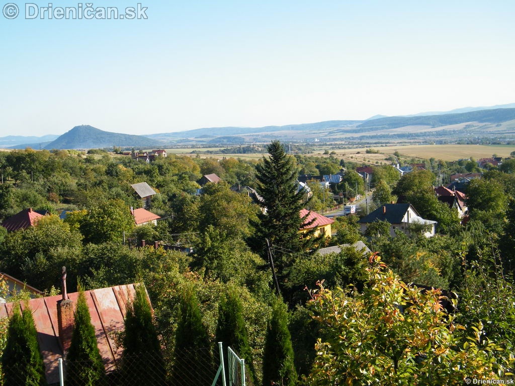 Drienica pohľad na dolnú časť obce, v pozadí Šarišský Hrad.