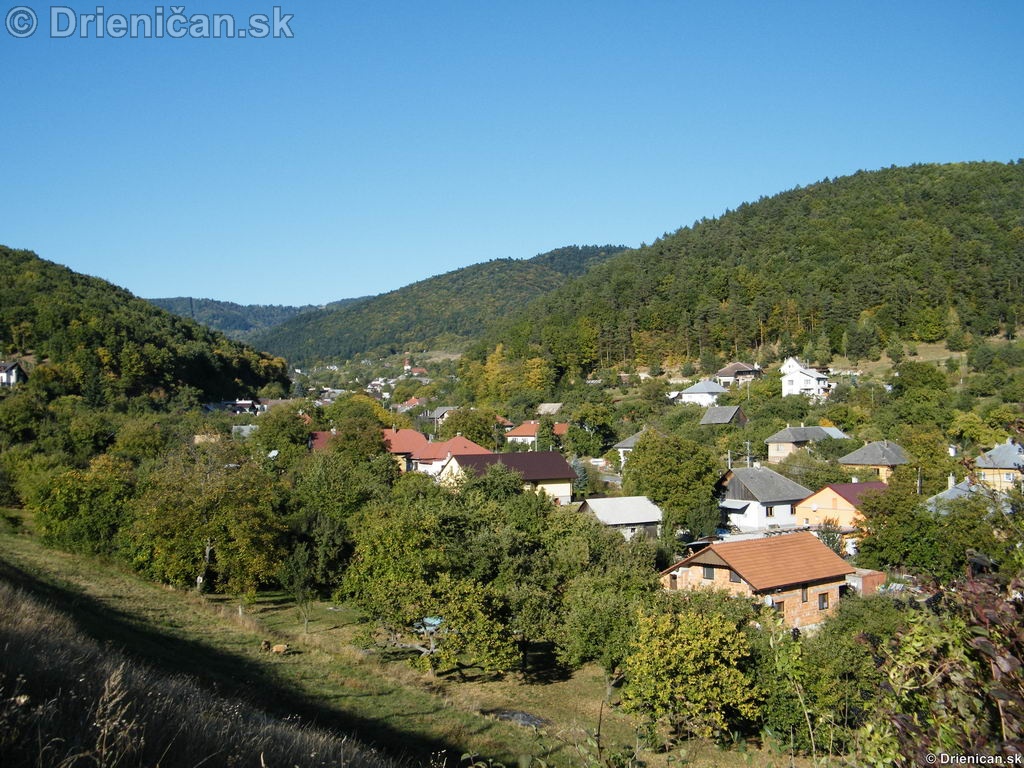 Stred obce, v pozadí rekreačná časť Lysá.