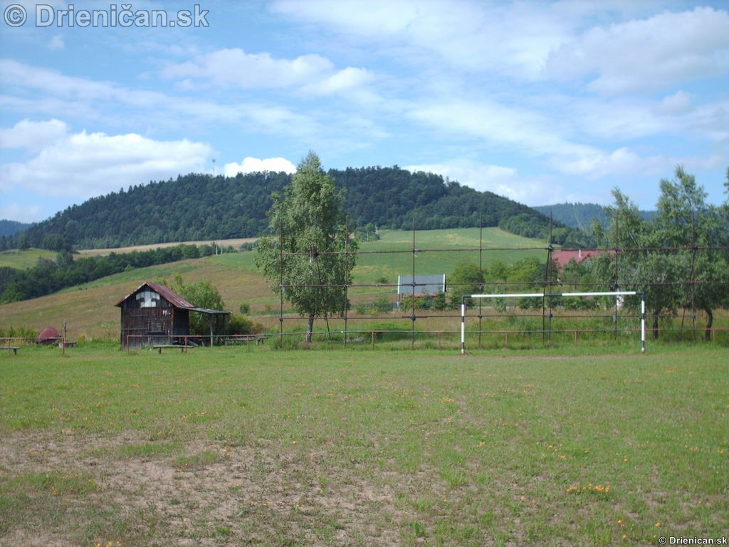Miestne futbalové ihrisko, v pozadí Lysá.
