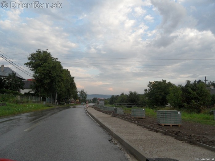 Chodniky a cesta, Drienica nižná časť obce