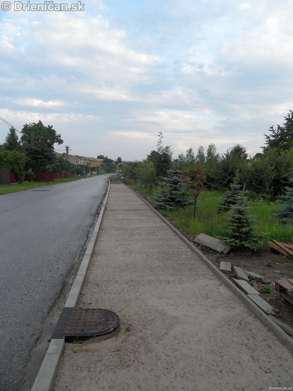 Chodniky a cesta, Drienica nižná časť obce