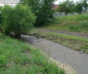 Výšku hladiny pri kulminácií je vidieť na tráve