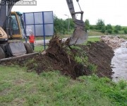 Starosta obce Drienica, Igor Birčák koordinuje prácu pri terénnej úprave.