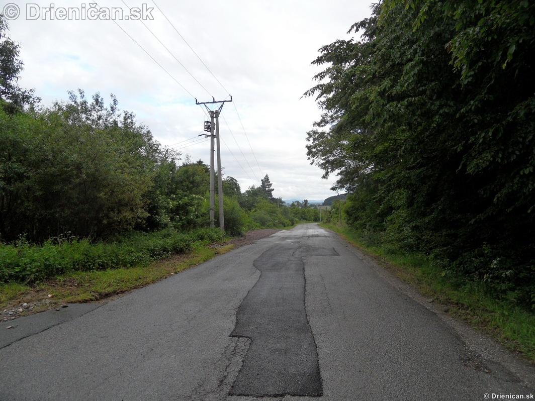Cesta už niekoľkokrát opravovaná, naľavo je vidieť nový násyp kamenia