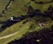 X .... a ďalej v pravo údolím potoka – miesto výskytu zaniknutej osady Kapolna (Kapovňa). Neskôr v týchto miestach, ale viac vpravo - bližšie k Sabinovu - stával a pracoval mestský majer.