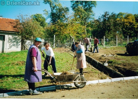 Práce na odvodňovacej priekope na cintoríne v r. 2000