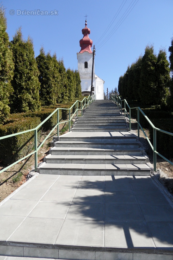 Novovybudované schodište bude dlhé desaťročia lemovať vstup do chrámu.