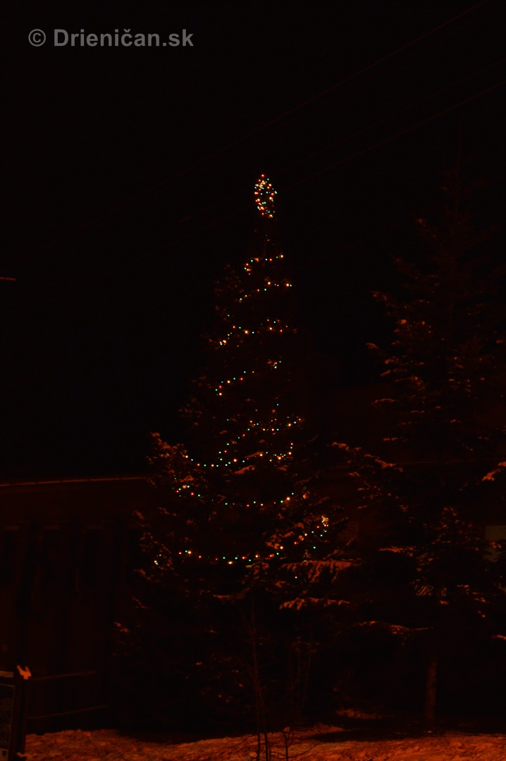 Vianočný stromček pred Kultúrnym Domom v Drienici.
