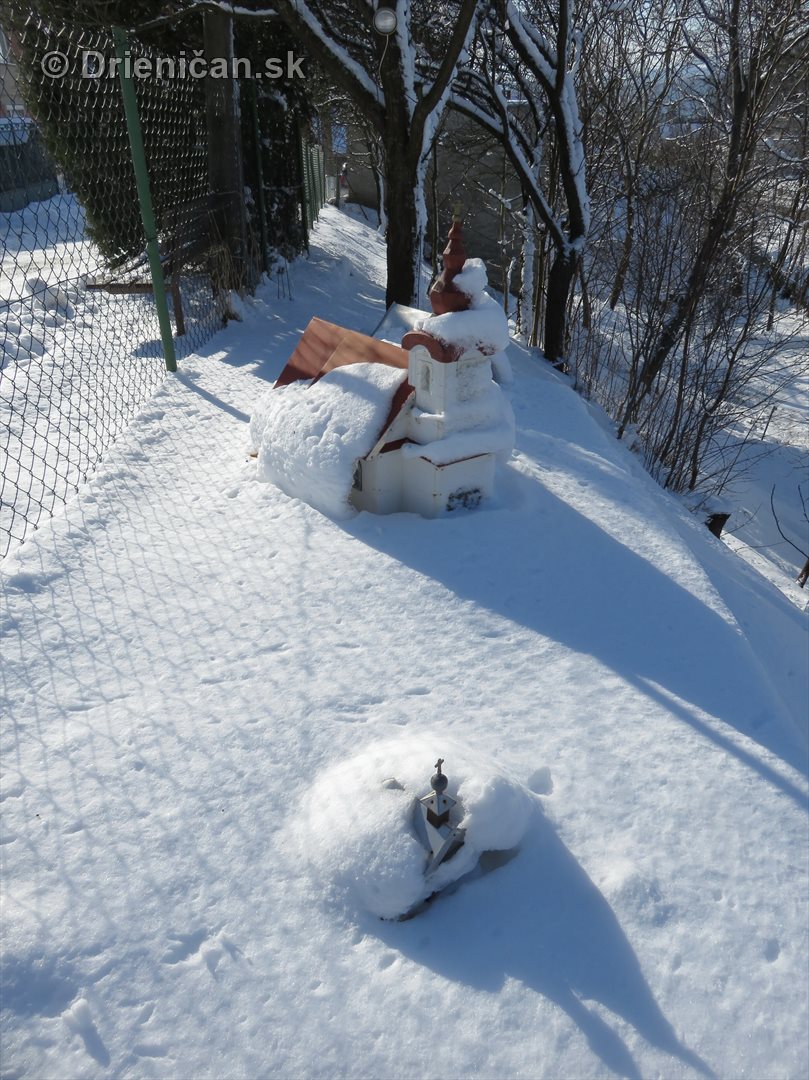 Miniatúry pod snehom