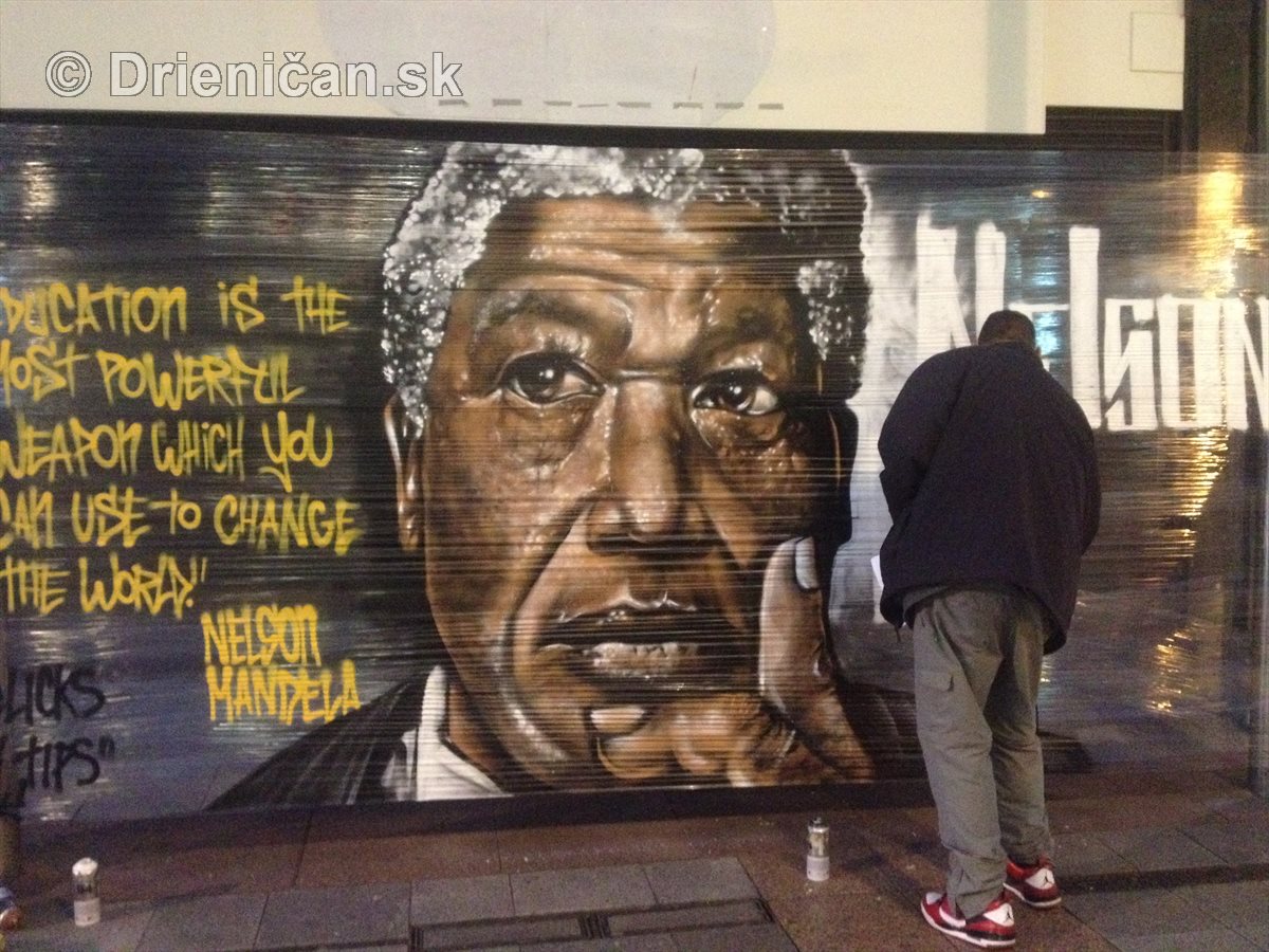Nelson Mandela okom sprayera
