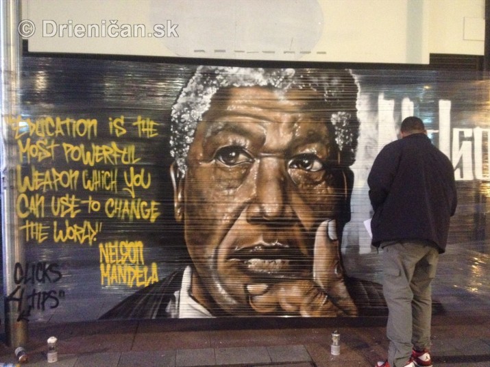 Nelson Mandela okom sprayera_3