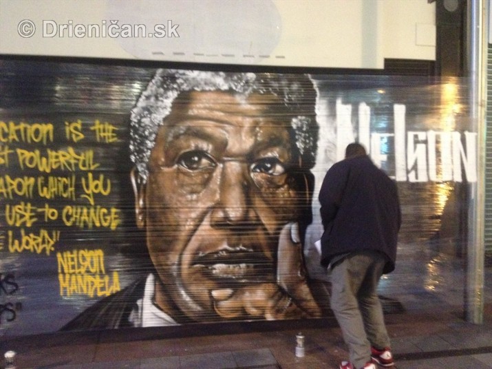 Nelson Mandela okom sprayera_4