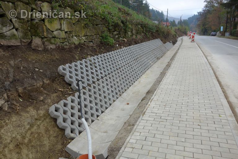 Výstavba chodníka Drienica-Gacky