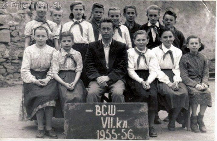 Deti z Ruskej národnej školy v Drienici odchádzali po jej absolvovaní študovať na Ukrajinskú osemročnú strednú školu do Sabinova.Ťažisko žiakov tejto školy tvorili práve deti z Drienice.Skupina detí z Drienice v školskom roku 1955/56. Triedny učiteľ Štefan Dujava.