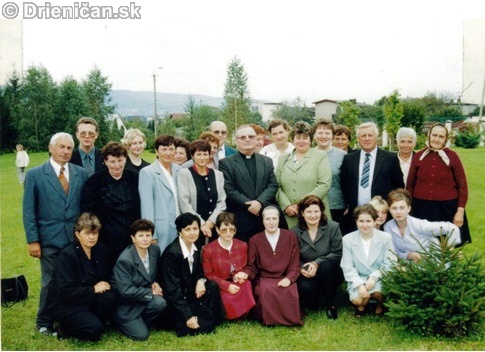 Biala (PL) 4.9.2001 Dočasné sľuby Nikolety Basalovej.Skupina veriacich z Drienice so svojím farárom o. Zimovčákom