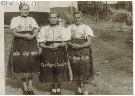 Kroje Dievčatá v 50. rokoch 20. storočia