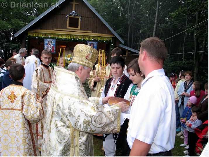 Oltár Kameň 3.8.2008,Otca arcibiskupa víta chlebom soľou,starosta obce Ing. Igor Birčák (vpravo)