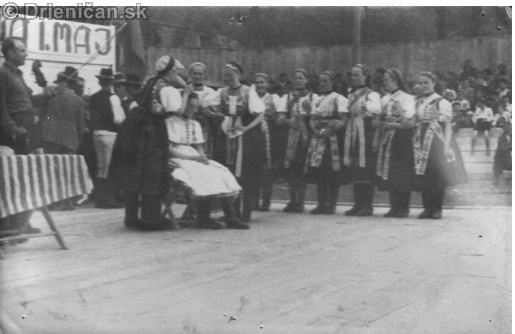Snina máj 1955: Naša folklórna skupina na 1. festivale piesní a tancov ukrajinských pracujúcich v ČSR