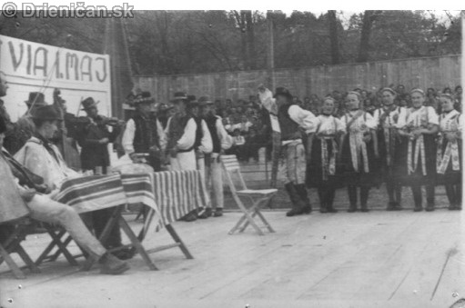 Snina máj 1955: Naša folklórna skupina na 1. festivale piesní a tancov ukrajinských pracujúcich v ČSR