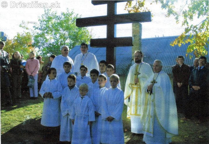 Sväté misie 22.–30.10.2005 – osadenie misijného kríža sprava: o. Š. Kitľan; o. M. Tressa; o. Ján Krehlík o. J. Zimovčák