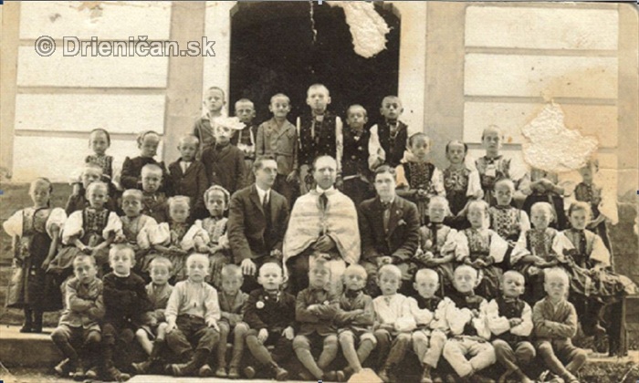 Žiaci gréckokatolíckej ľudovej školy v Šome v šk. roku 1931/32
